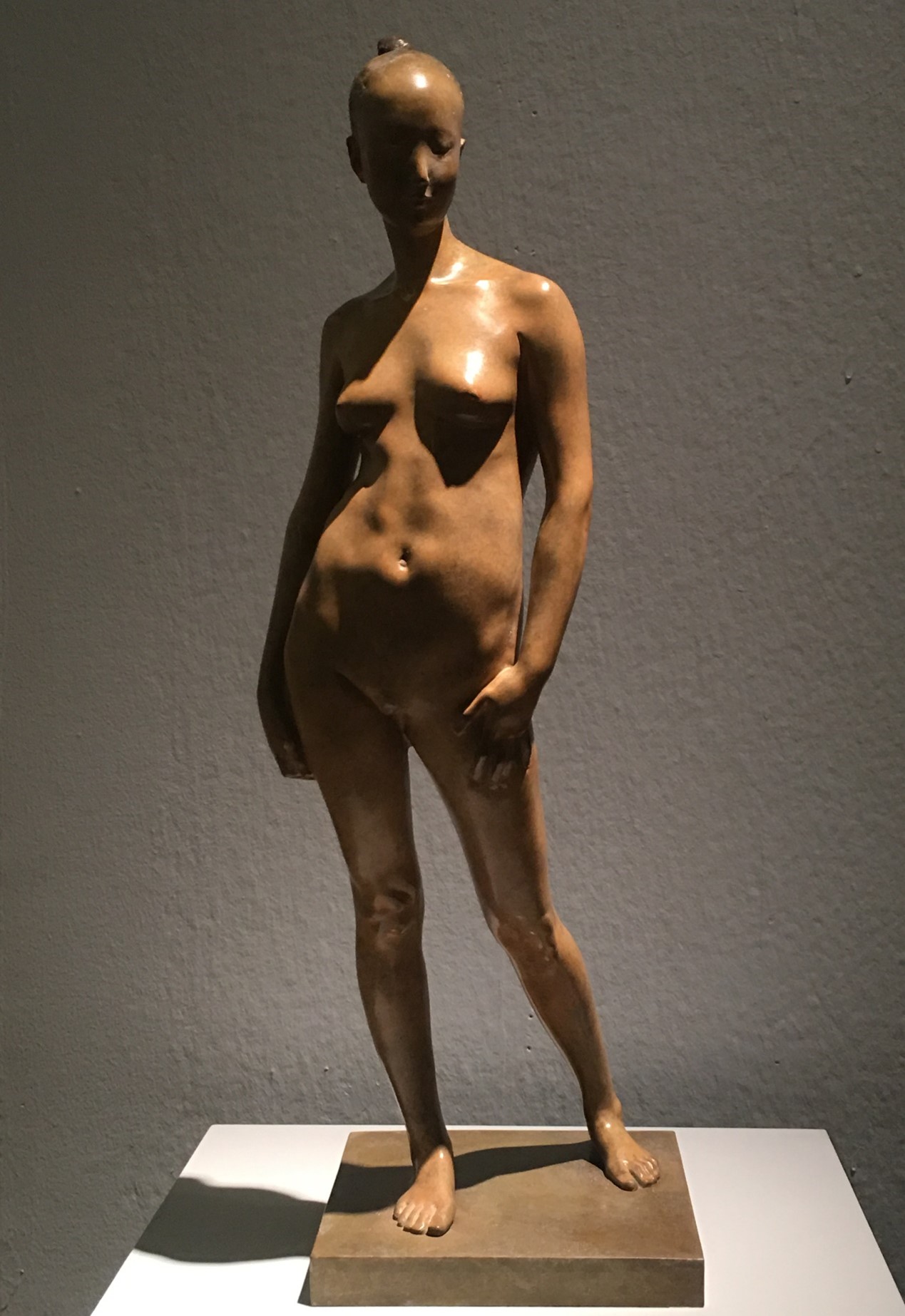 <h2>《囡囡》</h2><p>作者：李烜峰</p><p>创作年代：2013年</p><p>规格：20cm×20cm×60cm</p><p>品类：青铜</p>