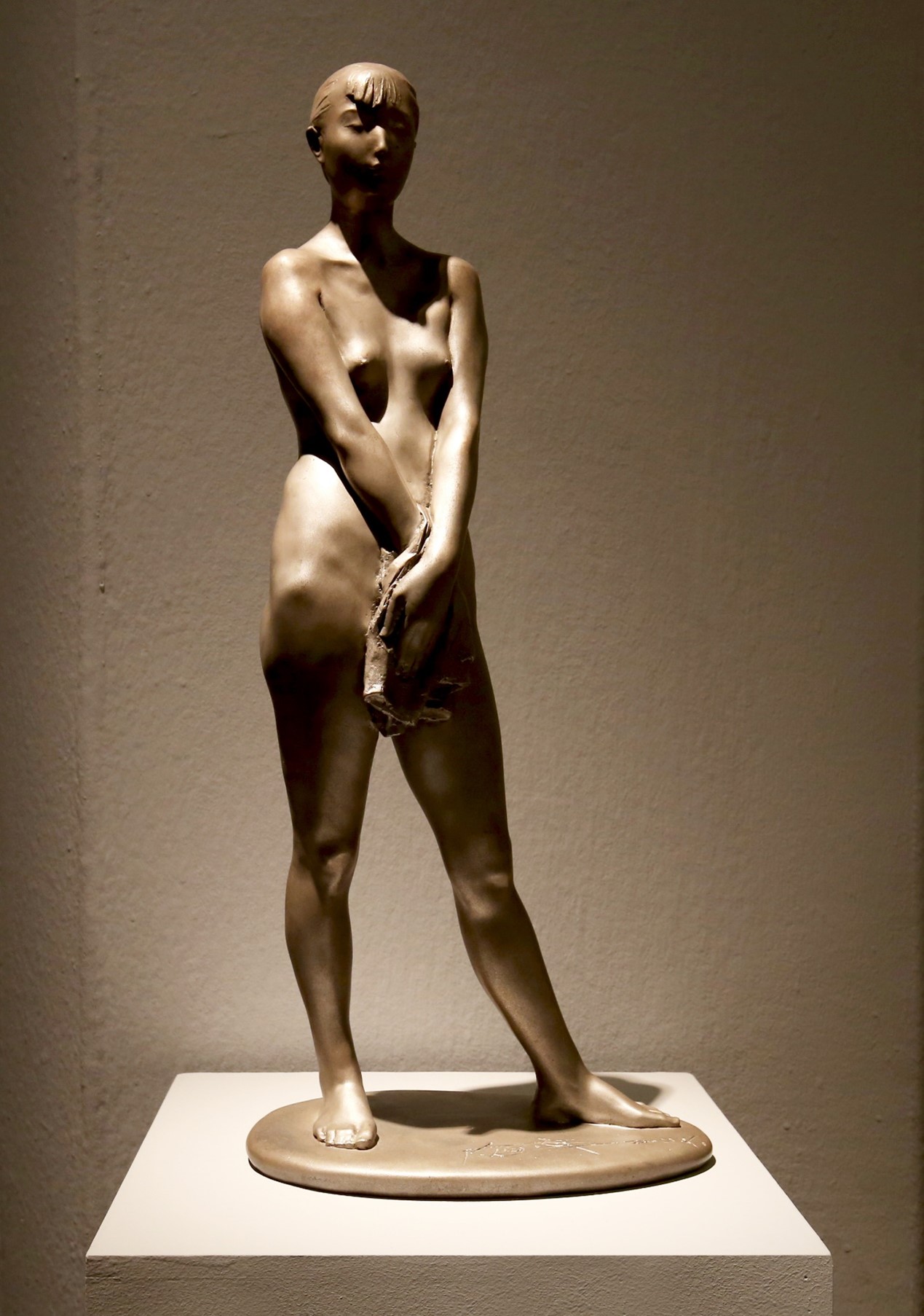 <h2>《白》</h2><p>作者：李烜峰</p><p>创作年代：2013年</p><p>规格：20cm×20cm×60cm</p>品类：青铜</p>