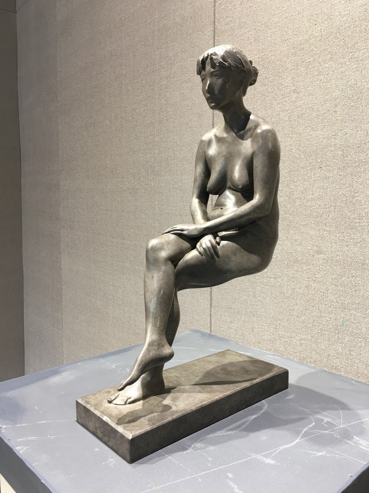 <h2>《凝香》</h2><p>作者：李烜峰</p><p>创作年代：2014年</p><p>规格：33cm×13cm×53cm</p><p>品类：青铜</p>