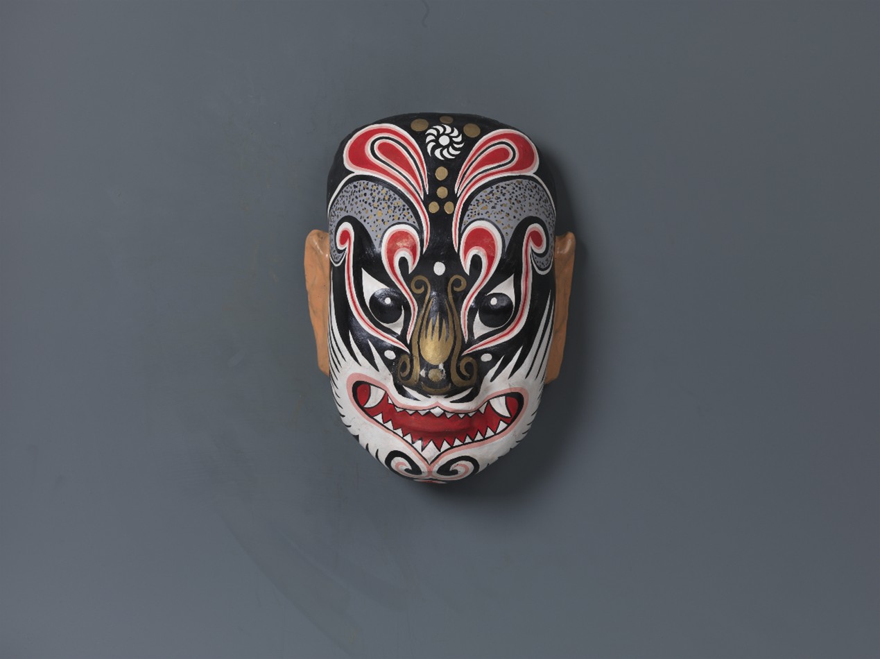 <h2>社火脸谱——未</h2><p>作者：李继友</p><p>创作年代：1985年</p><p>规格：24cm×18cm×8cm</p><p>技法：面具</p>