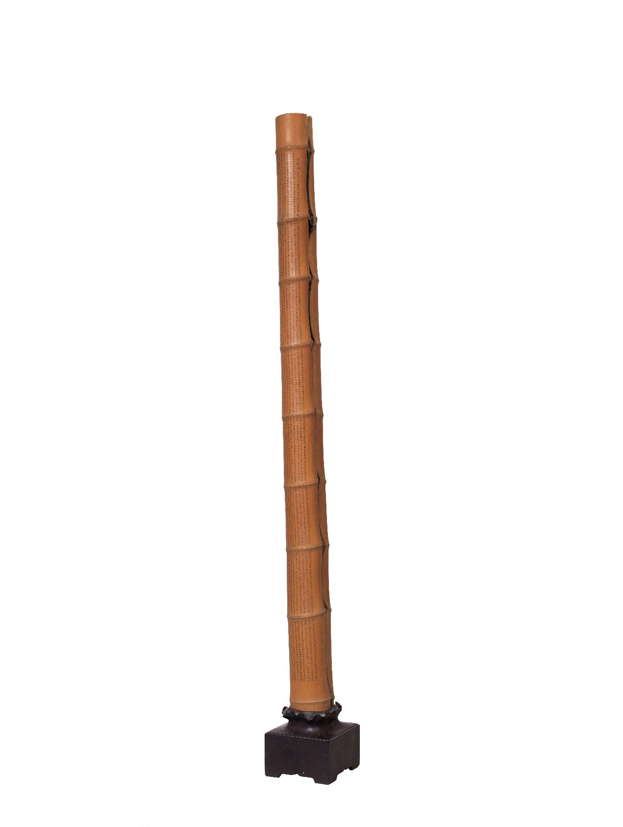 <h2>《金刚经》</h2><p>作者：张新根</p><p>创作年代：2012年</p><p>规格：101cm×底宽8.5cm×底高7.2cm×顶宽6.5cm×顶高6.1cm</p><p>材质：长竹卷</p>